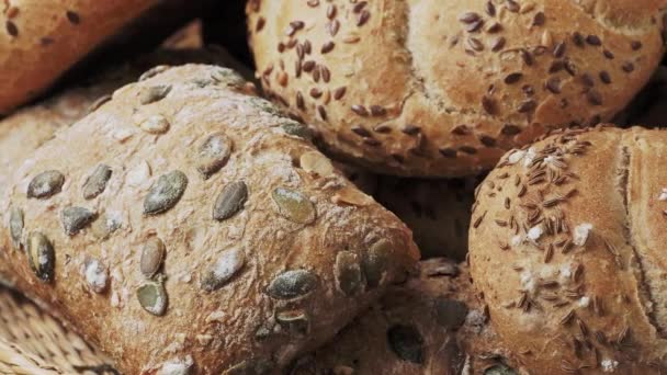 Proutěný Koš Výběrem Chleba Pečiva Sortiment Pečených Výrobků — Stock video