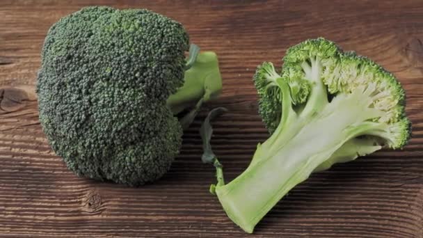 Brocoli Frais Sur Table Bois — Video