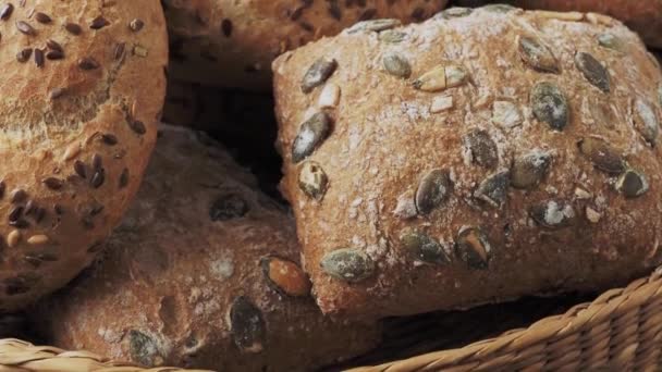 选择面包和糕点的柳条筐 烘焙产品的配售 — 图库视频影像