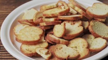Bir grup esmer ekmek cipsi. Pişmiş peynir aromalı atıştırmalık.