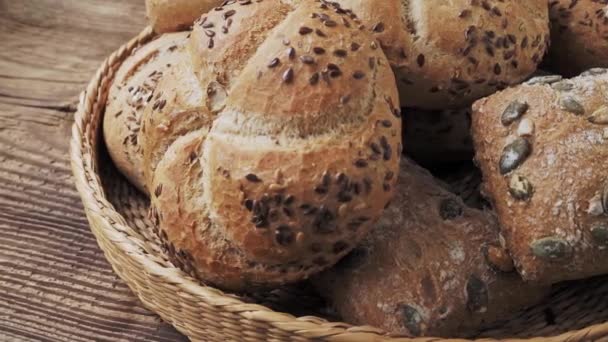 Cesta Mimbre Con Selección Panes Pasteles Surtido Productos Horneados — Vídeo de stock