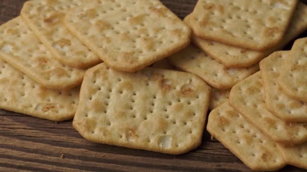 Köstliche Trockene Cracker Auf Einem Holztisch Kekse Salzige Cracker — Stockvideo