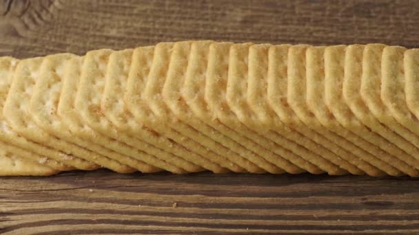 Leckere Salzhaltige Knusprige Cracker Auf Holzgrund — Stockvideo