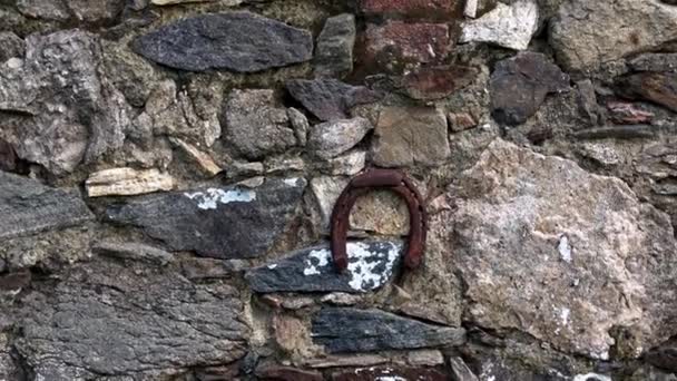 Antiguo Símbolo Fortuna Hierro Herradura Pared Piedra — Vídeo de stock