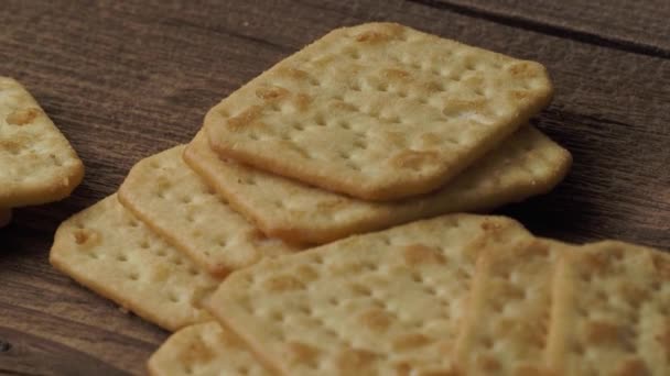 Köstliche Trockene Cracker Auf Einem Holztisch Kekse Salzige Cracker — Stockvideo