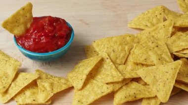 tortilla cips baharatlı domates salsa ile