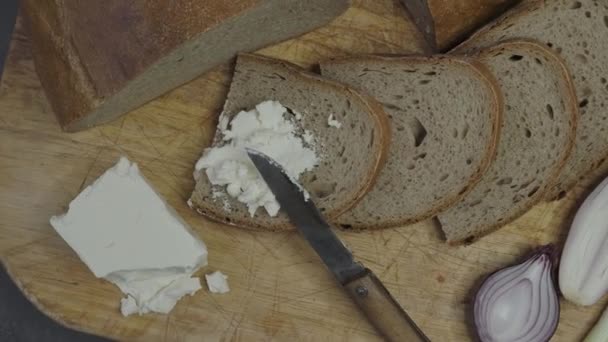 Pan Casero Una Tabla Cortar Madera Con Queso Cuajado — Vídeos de Stock