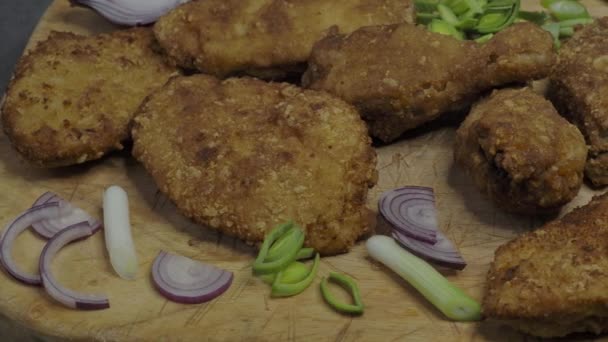 Schnitzel Pui Prăjit Placă Tăiere Schnitzel Respirat Casă Picioare Pui — Videoclip de stoc