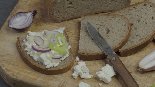 土制面包放在带有凝乳奶酪的木板上 — 图库视频影像
