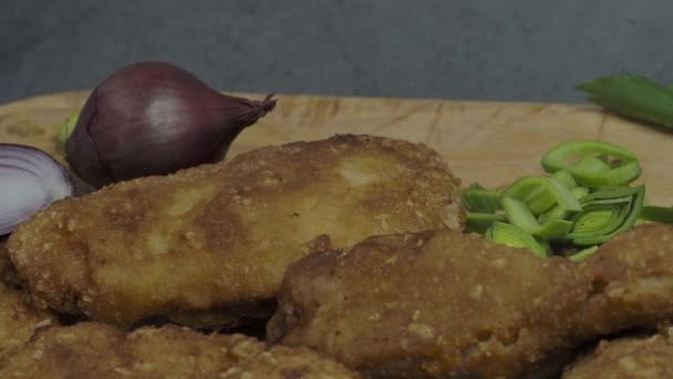 Escalope Poulet Frit Sur Une Planche Découper Schnitzel Pané Maison — Video