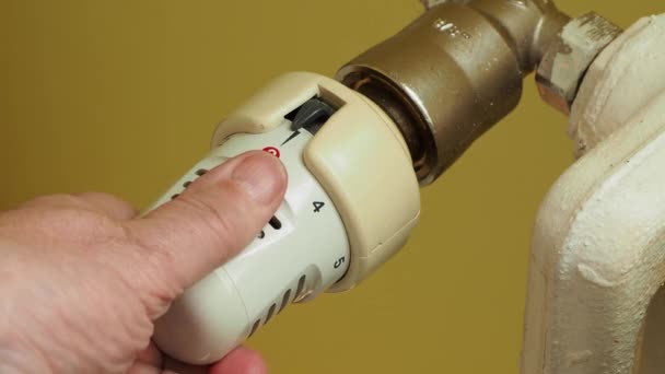 Thermostat Heizkörper Herunterdrehen Energie Sparen Weil Heizkosten Steigen — Stockvideo