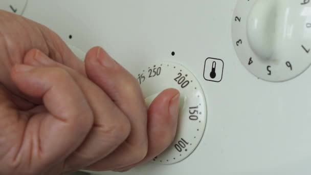 Hand Reguliert Die Temperatur Des Neuen Elktrischen Ofens Spart Energie — Stockvideo
