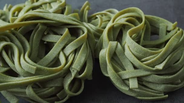 Friss Házi Készítésű Zöld Tészta Tagliatelle Nyers Házi Spenóttészta Fettuccine — Stock videók