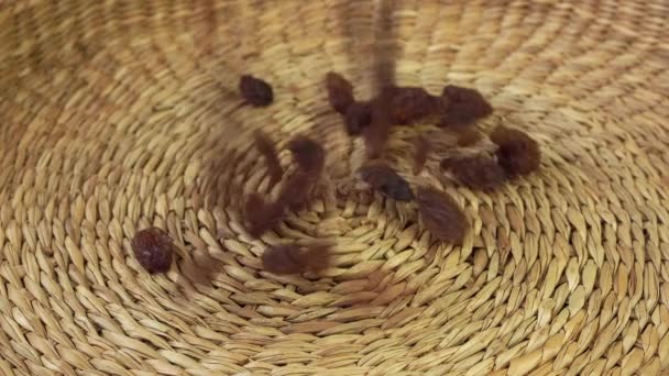 褐色葡萄干在篮子里 饮食健康食品 — 图库视频影像
