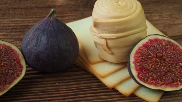 Figs Berbagai Keju Meja Rustic Tradisional Tangan Dibuat Slovak Keju — Stok Video