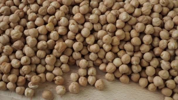 Banyak Kacang Arab Cokelat Segar Papan Potong Kayu Legumes — Stok Video