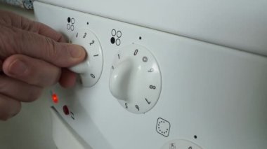 El, yeni elktrik fırının ısısını düzenler, enerji tasarrufu sağlar