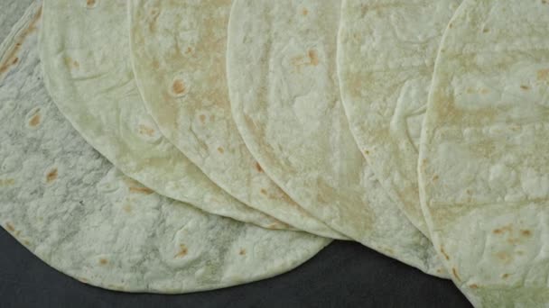 Кукурудзяні Тортільї Чорному Тлі Прісний Хліб Мексиканські Тортільї — стокове відео