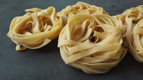 Tagliatelle Pasta Fresca All Uovo Fatte Casa Pasta Cruda Fatta — Video Stock