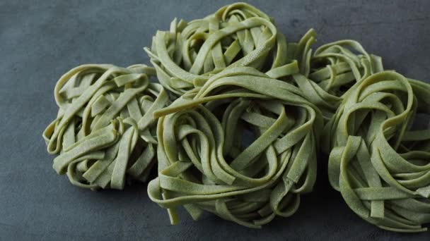 Frische Hausgemachte Grüne Pasta Tagliatelle Rohe Hausgemachte Spinatnudeln Fettuccine Nudeln — Stockvideo
