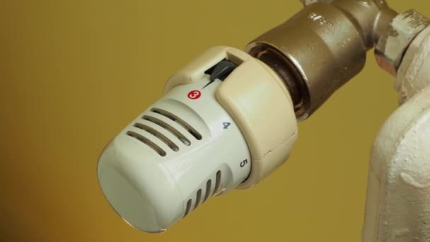 Thermostat Heizkörper Herunterdrehen Energie Sparen Weil Heizkosten Steigen — Stockvideo