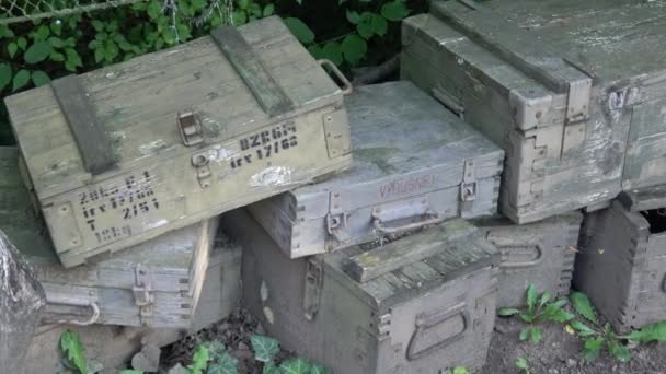 Μια Στοίβα Από Παλιά Ξύλινα Στρατιωτικά Πράσινα Κουτιά Πυρομαχικά — Αρχείο Βίντεο