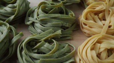 Taze ev yapımı yumurta makarna tagliatelle. Çiğ ev yapımı makarna. Fetuçin makarna çiğ.