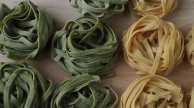 Taze ev yapımı yumurta makarna tagliatelle. Çiğ ev yapımı makarna. Fetuçin makarna çiğ.