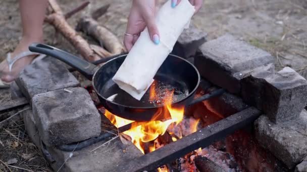 Cocinar carne Shawarma Envuelto en Lavash en un fuego abierto en el bosque. Movimiento lento — Vídeo de stock