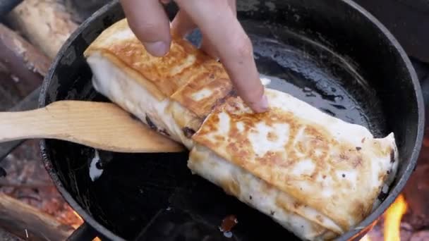 Мясо шаурма Завернутый в Пита Хлеб на открытом воздухе, сжигание костра, в Пан — стоковое видео