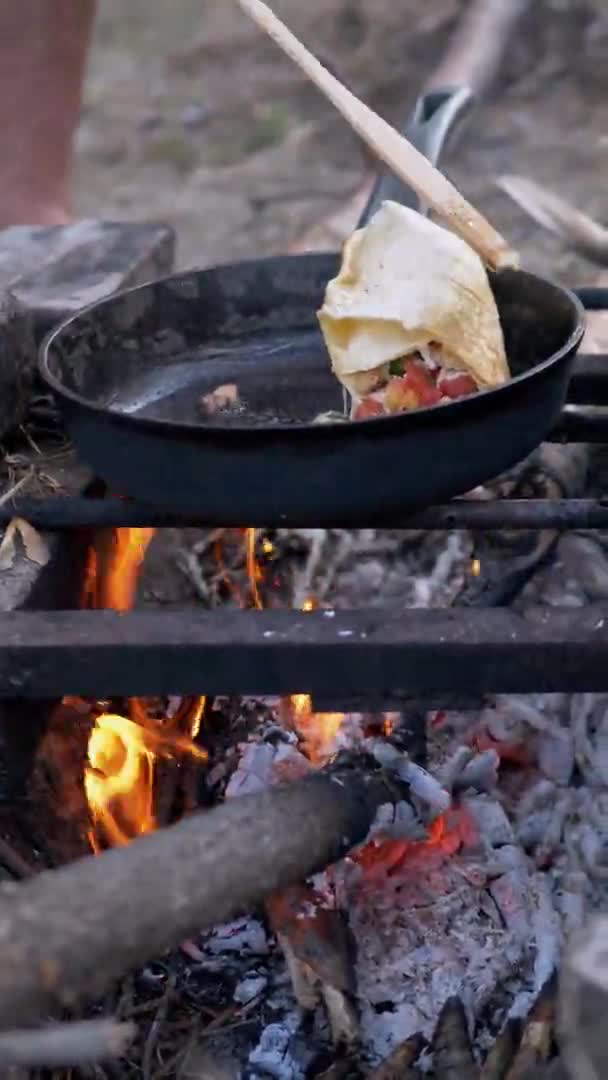 Cooking Meat Shawarma Avvolto in Pita on Outdoor, Burning Bonfire, in Pan. 4K — Video Stock