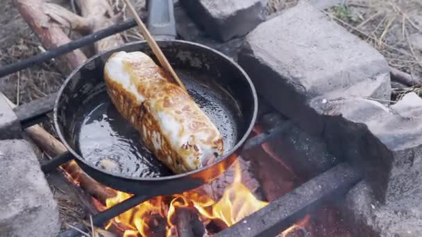 Cooking Meat Shawarma Wrapped in Pita Bread on Outdoor, Burning Bonfire, in Pan — Stok Video