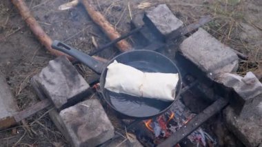 Pan 'da Pita on Outdoor, Burning Şenlik Ateşi' ne sarılmış et Shawarma 'yı hazırlıyorum. 4K