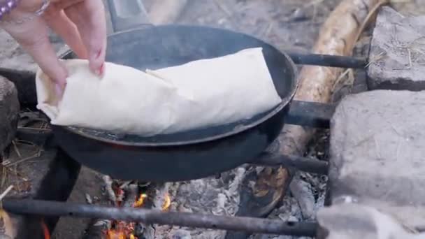 Het bereiden van vlees Shawarma verpakt in Pita op Outdoor, Burning Bonfire, in Pan — Stockvideo