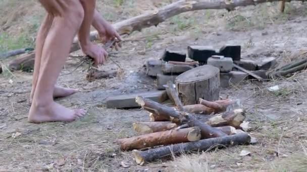 Tourist, Man Lights a Fire by a Using száraz ágak, álló mezítláb a Földön — Stock videók