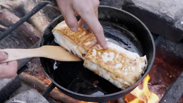 요리 용고기 Shawarma Wrapped in Pita Bread on Outdoor, Burning Bonfire, in Pan — 비디오