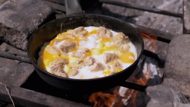 Příprava míchaných masových vajec ve smažené pánvi na ohni. 4K — Stock video