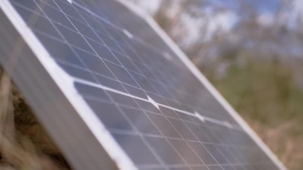 Eine tragbare kleine Photovoltaik-Solaranlage, die im Gras installiert wurde. 4K — Stockvideo