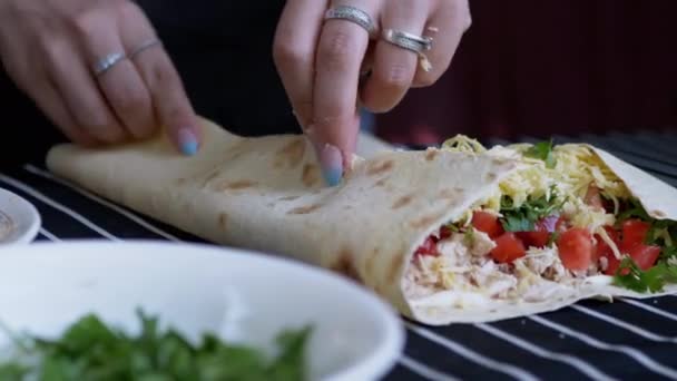 Cocinar carne Shawarma en Lavash al aire libre en el bosque. 4K. De cerca. — Vídeos de Stock