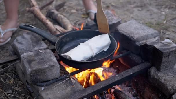 Cocinar carne Shawarma Envuelto en Lavash en un fuego abierto en el bosque. Movimiento lento — Vídeo de stock