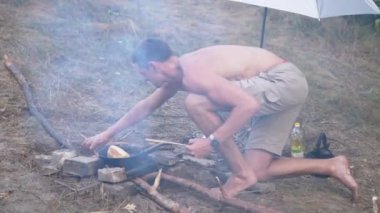 Pita on Outdoor 'da paketlenmiş et Shawarma hazırlama, Pan' da yanan şenlik ateşi..