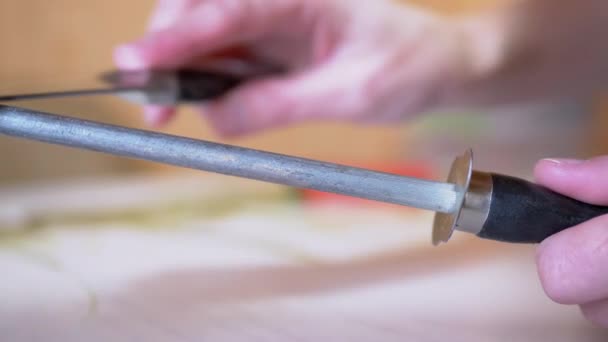 Kobieta Ręce ostrzy nóż na stary, brudny, podrapał stalowy pręt w kuchni — Wideo stockowe