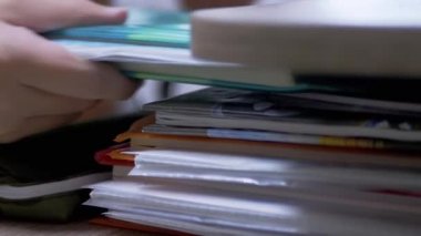 Çocuk Kitapları, Defterleri Raftaki Büyük Bir Yığına Yerleştirir. Kapatın. Büyüt