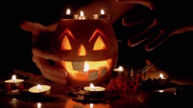 Cadıların Kadın Elleri, Yanan Balkabağı Jack 'in Kafasını Büyülüyor. 4K