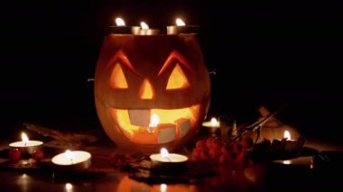 Korkunç Jack-o-Lantern yüzlü bir balkabağı, Karanlık Oda 'da yanan mumlar. Kapat.