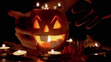 Cadıların Kadın Elleri, Yanan Balkabağı Jack 'in Kafasını Büyülüyor. Büyüt