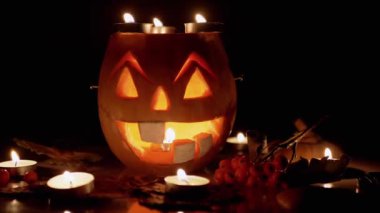 Korkunç Jack-o-Lantern yüzlü bir balkabağı, Karanlık Oda 'da yanan mumlar. Kapat.