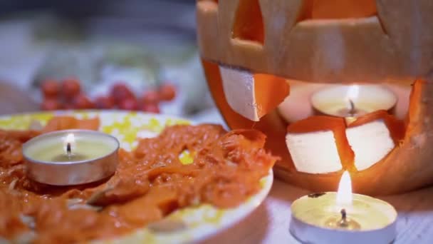 조각된 호박 잭 랜턴 헤드 오픈 마우스와 버 닝 캔들에 의해 둘러싸인 오픈 마우스 — 비디오