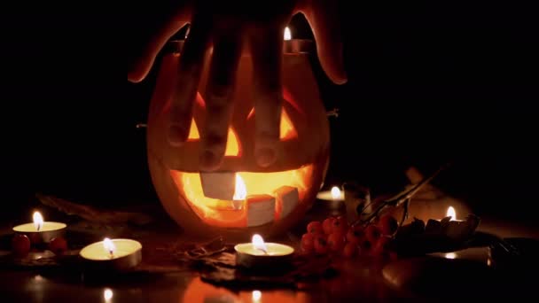 Cadıların Kadın Elleri, Yanan Balkabağı Jack 'in Kafasını Büyülüyor. 4K — Stok video