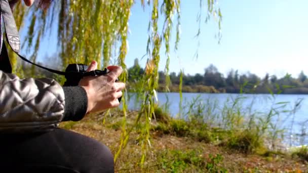 《微笑的女孩》拍摄了一个秋天的风景,站在阳光下的水边.4K — 图库视频影像